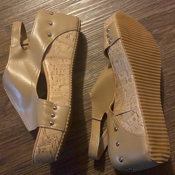 Tan open toed platform sandals, size 10 - Picture 4 of 4